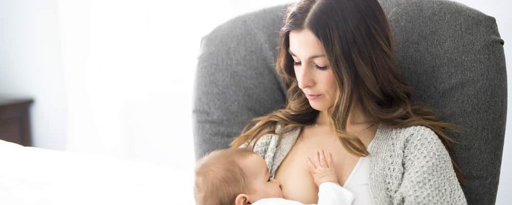 母乳育児をしている産後の母親のための12のビタミンの顔