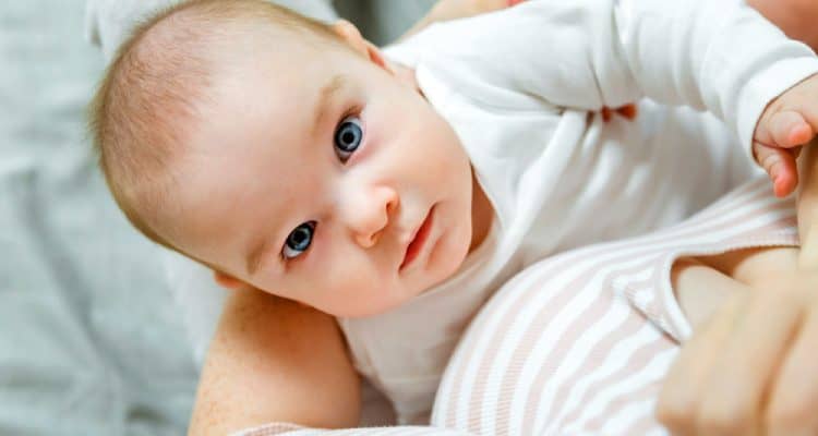 Il bambino suda durante lallattamento è qualcosa di cui preoccuparsi?