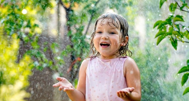 Lassen Sie Kinder im Regen duschen, spielen Sie mit Schlamm: Soll oder nicht?