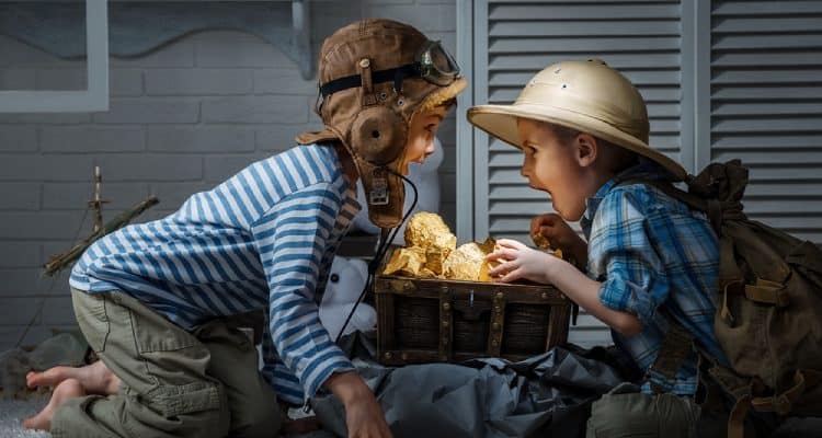 7 Abendspiele für Kinder, die Eltern spielen können