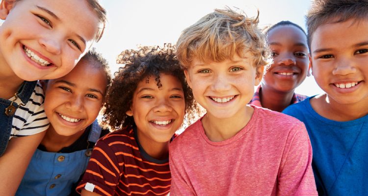 ¿Cómo se deben manejar los dientes astillados en los niños pequeños?