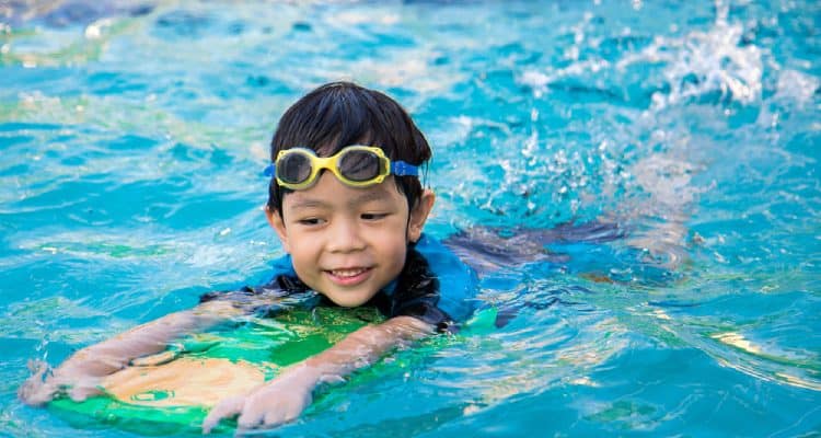 Was sollten Eltern beachten, wenn Kinder im Sommer schwimmen lernen?