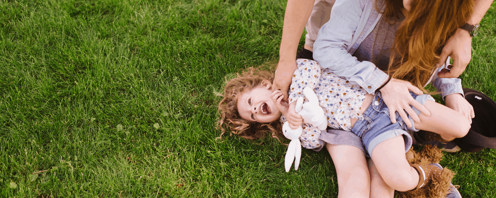 Le mal en chatouillant un enfant est plus imprévisible quon ne le pense