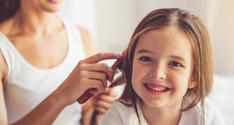 5 Gründe, warum Sie Ihrem Baby regelmäßig die Haare bürsten sollten