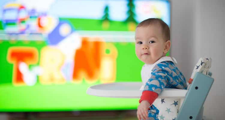 How harmful is it to health while watching TV while eating?