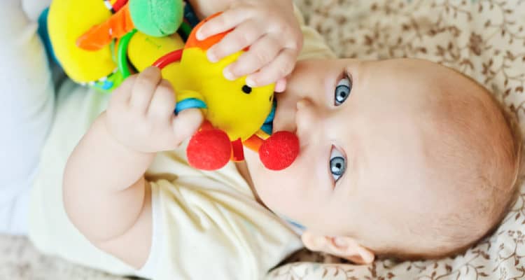 ¿Los niños tienen secreción nasal cuando les salen los dientes?