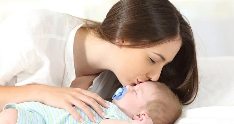 Los especialistas en pediatría y las madres comparten cómo calmar a los bebés para que duerman toda la noche