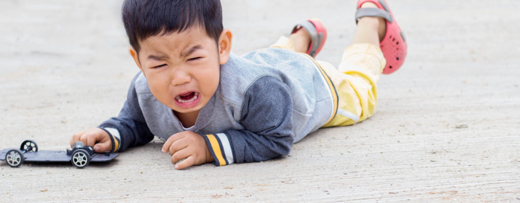 I bambini si fanno male: la situazione ha bisogno che i genitori si prendano cura di loro