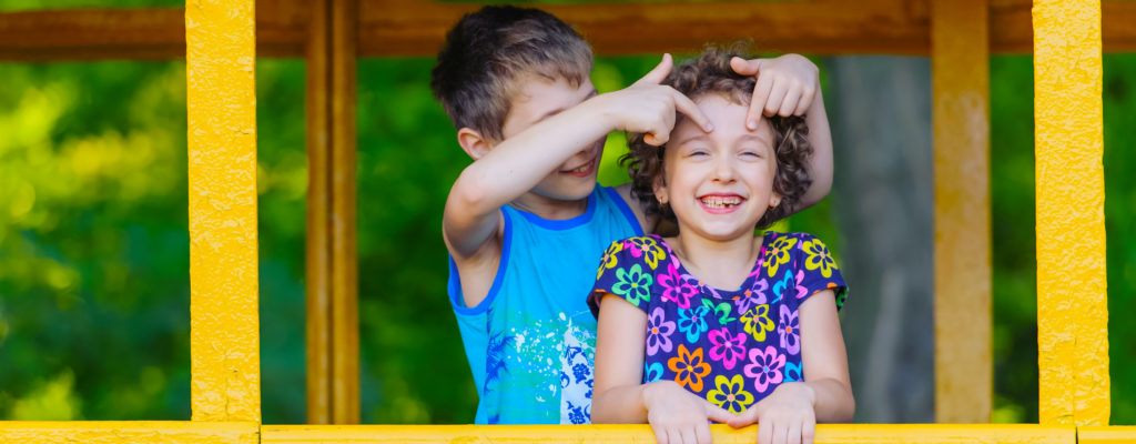 Aiutando i bambini timidi a fare amicizia, porti loro gioia nella vita