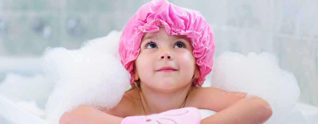 Per insegnare ai bambini a fare il bagno da soli, cosa dovrebbero fare le madri?