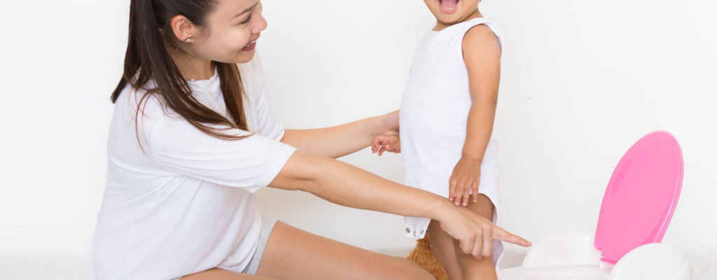 Come esercitare un ragazzo in piedi per urinare è semplicissimo