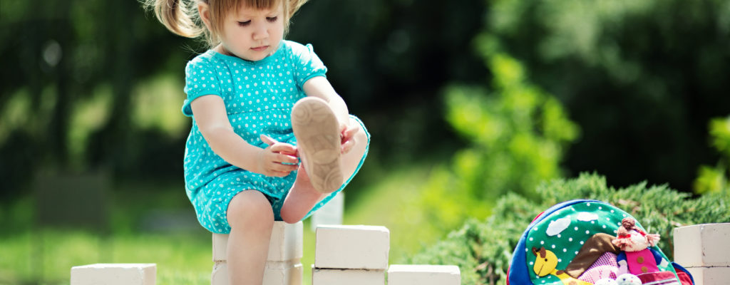 Es ist nicht allzu schwierig, Ihrem Kind das Tragen von Schuhen beizubringen