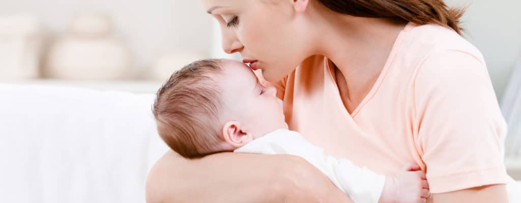 練習入睡，抱起和放下的方法有助於嬰兒更好地入睡