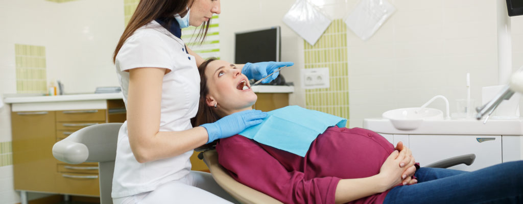 In che modo le donne incinte si prendono cura dei propri denti per avere un sorriso splendente?