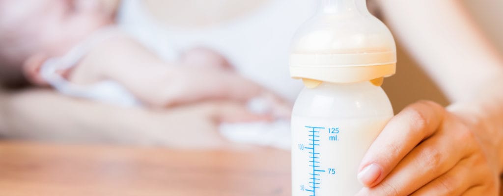 ¿Cómo combinar la fórmula con la leche materna?