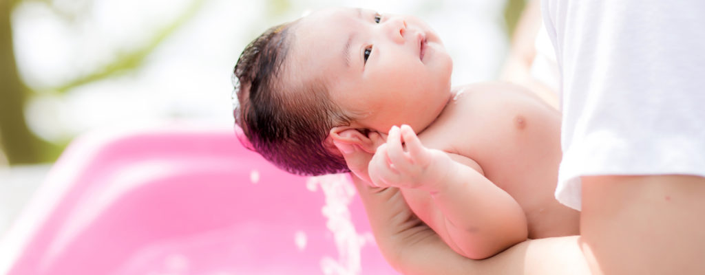 Instructions on how to bathe your baby are simple and easy to follow