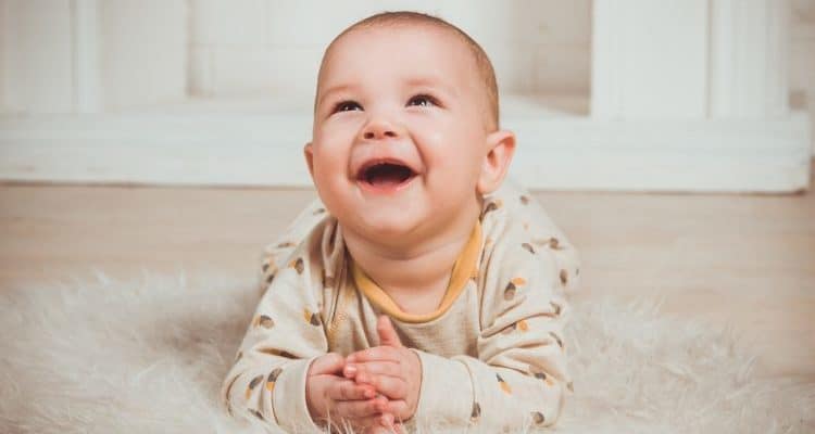Pourquoi le bébé aime-t-il ramper? Le secret a été révélé
