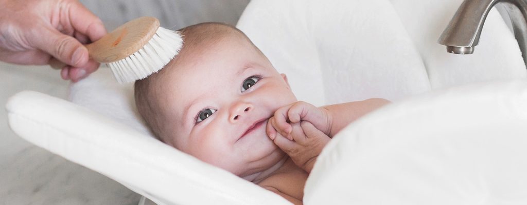 El cuidado del cabello de los bebés no es demasiado difícil.