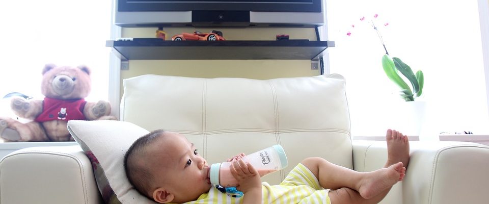 8 großartige einfache Tricks, mit denen Ihr Baby die Flasche entwöhnen kann