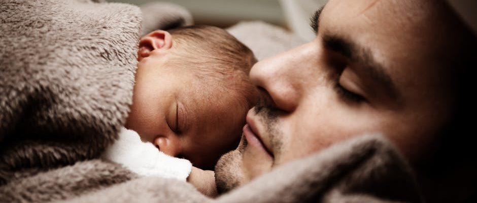 9 ways for a man to help his wife take care of her baby