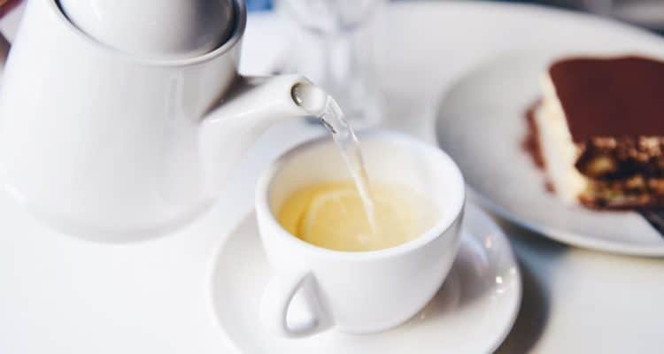 Are there any effects in breastfeeding women drinking green tea?