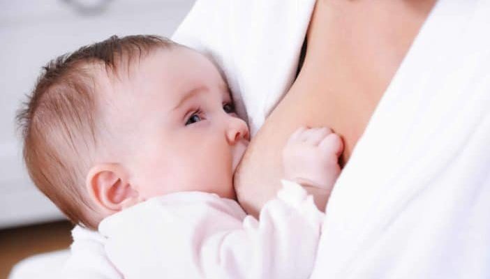 ¿Debo amamantar a mi bebé cuando tengo fiebre causada por mastitis?