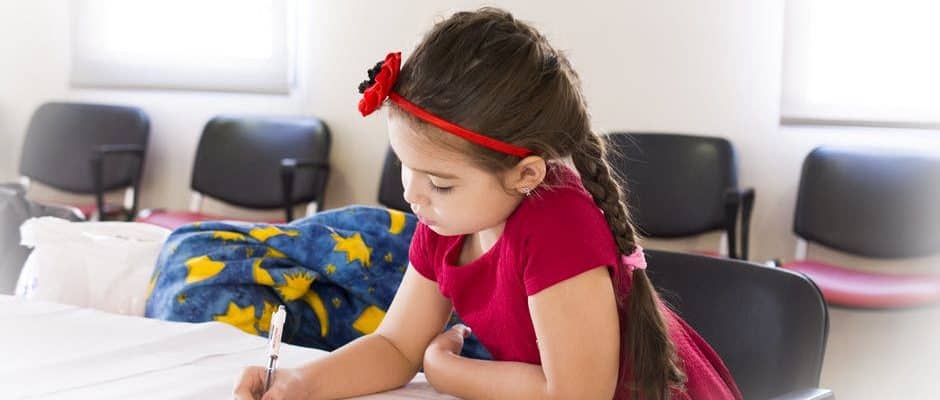 あなたの子供に良い文章を書くことを教える7つの方法は見落とされるべきではありません