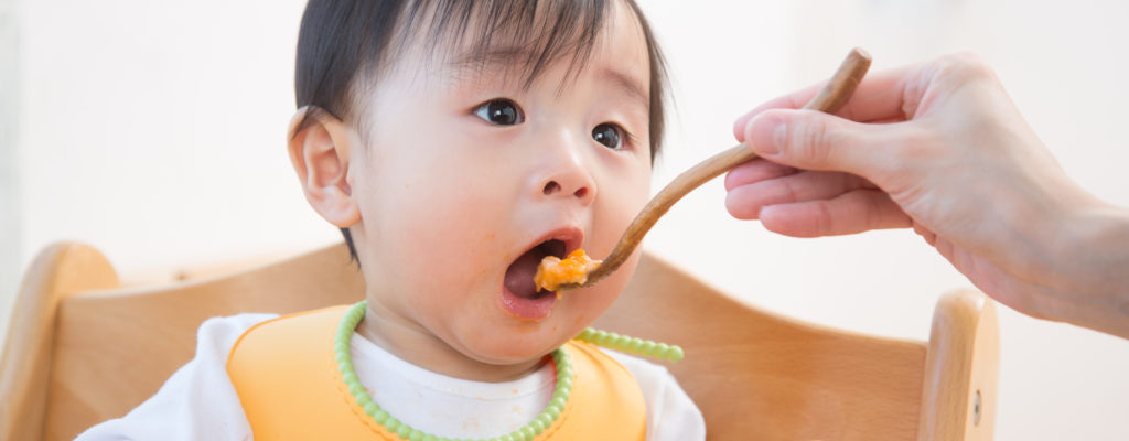 When should children eat seafood to avoid allergies?