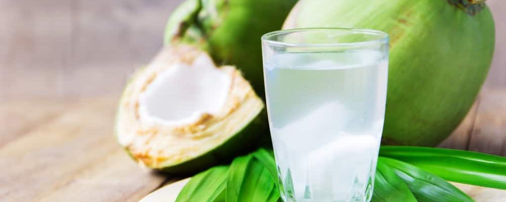 ¿Deben las madres lactantes beber agua de coco?