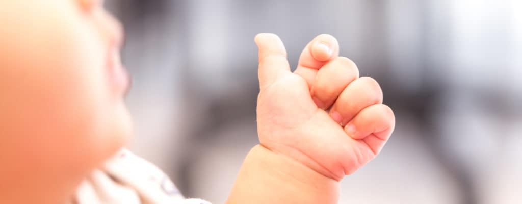 Mithilfe der Gebärdensprache des Babys können Mütter ihr Baby besser verstehen