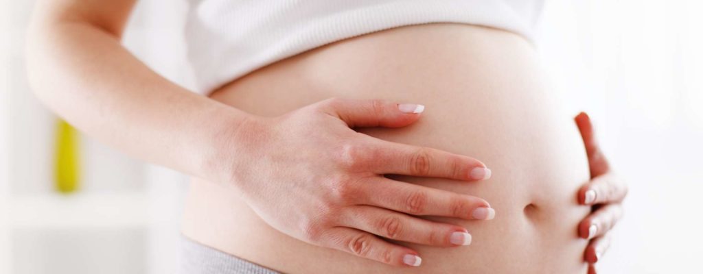 妊娠中の胃のかゆみ：かゆみを解消するための原因と6つのヒント