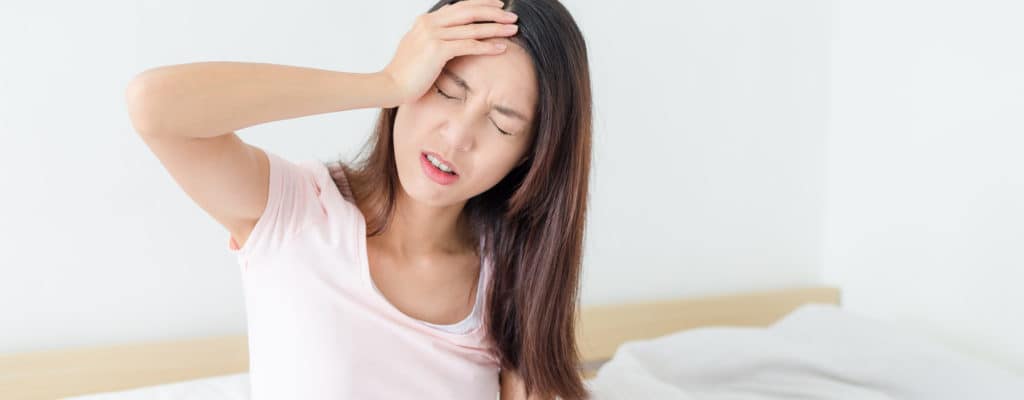 妊娠中の女性の頭痛を治療する8つの方法