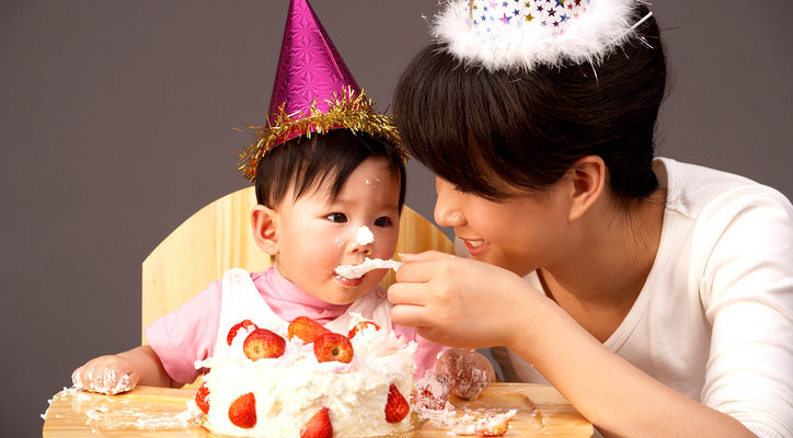 Revelando cómo celebrar el segundo cumpleaños de tu bebé