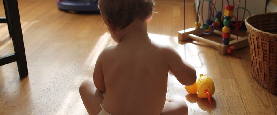 Was sollen Eltern tun, wenn ihre Kinder Dinge in den Mund nehmen?