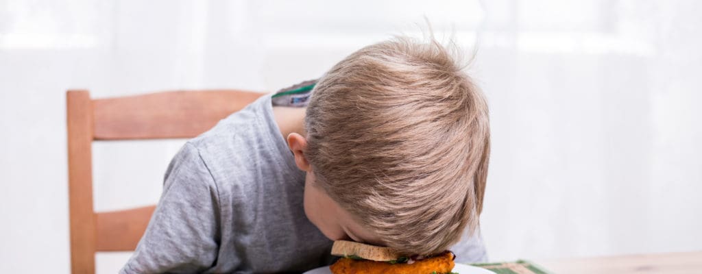 子供に食べることを強制する：習慣は無害であると考えられていますが、そうではありません