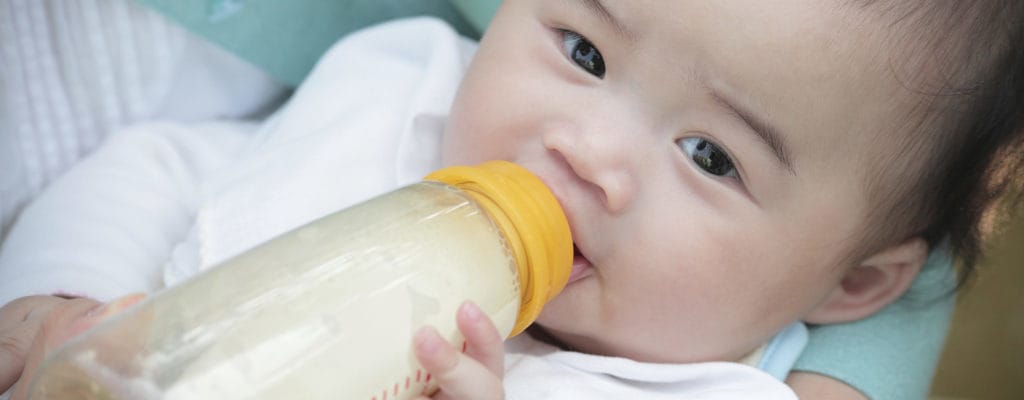 Basic steps to help mothers practice bottle-feeding