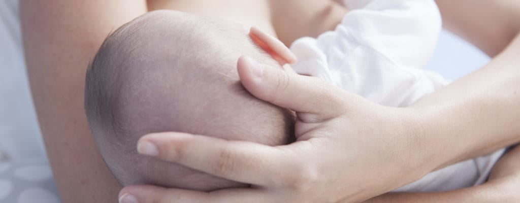 ¿Deberían las madres con mastitis continuar amamantando?