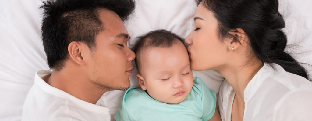 親と一緒に寝ている子供は利益か害か？