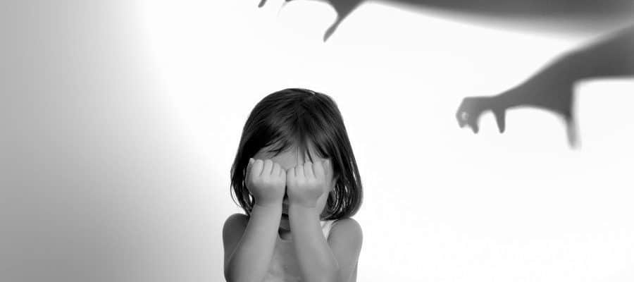 El niño sufre un trauma psicológico, cuyas consecuencias son graves debido al abuso infantil.