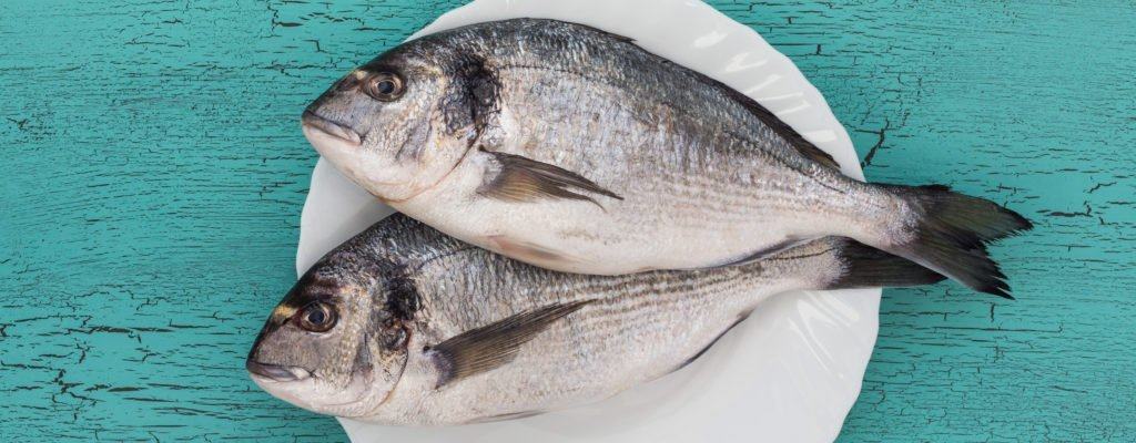 How should mothers let children eat fish properly?