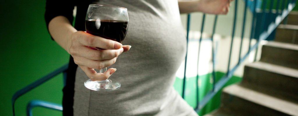 飲酒、妊娠中の喫煙：妊娠中の母親と胎児の害