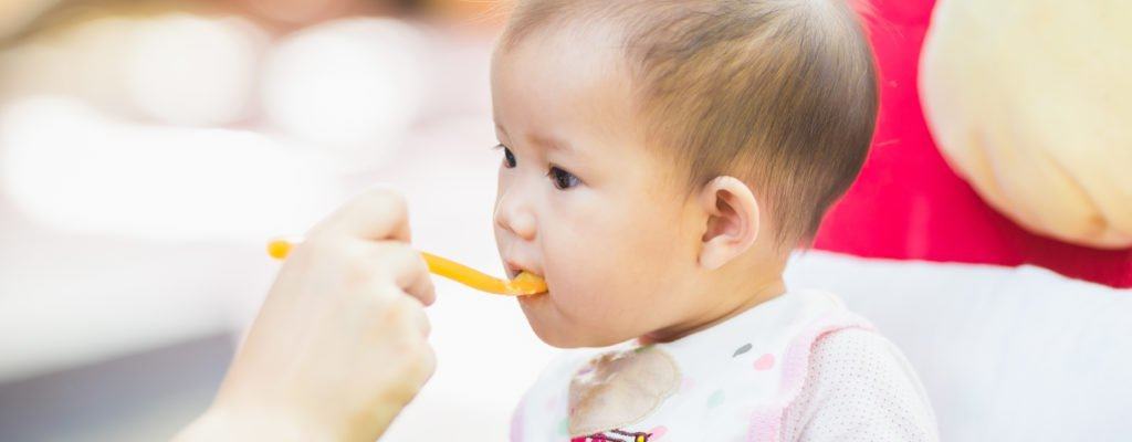 Il bambino pratica lo svezzamento: dovrebbe mangiare con farina lavorata o cucinarlo la madre?