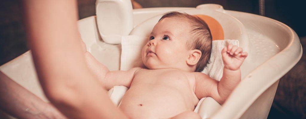 6 consejos para ayudar a las mamás a bañar al bebé más fácilmente