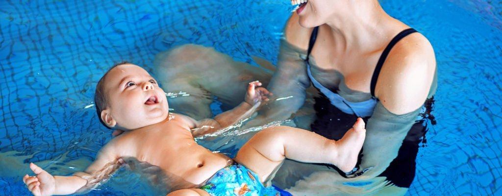 Babyschwimmen: Was sollte ausgestattet sein, um sich keine Sorgen machen zu müssen