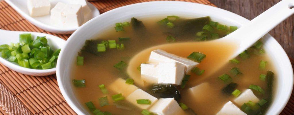 ¿Qué necesita saber al alimentar con tofu?