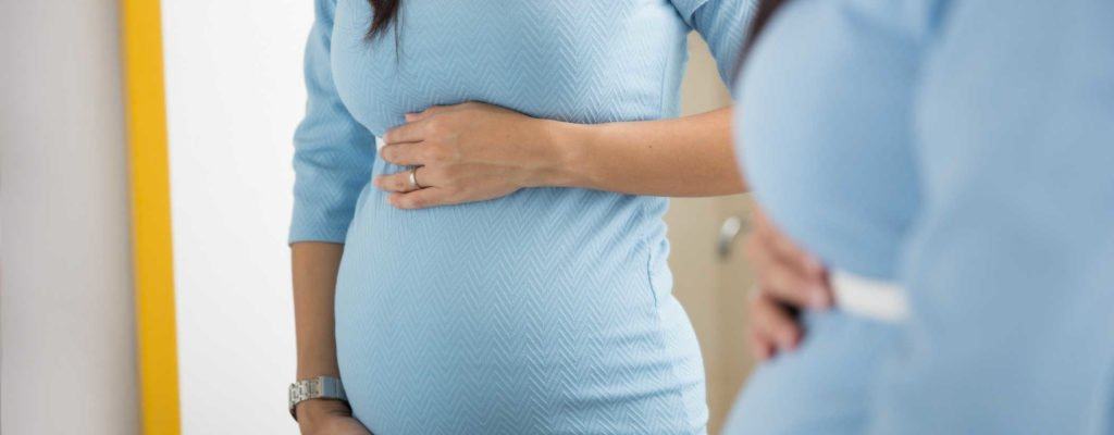 كتيب الأم الحامل: ما يجب وما لا يجب أن تفعله؟