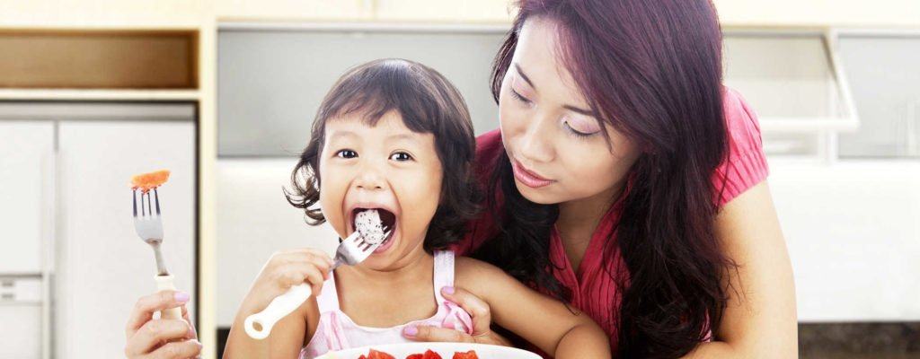 ما الذي تحتاج إلى معرفته عند إطعام طفل يبلغ من العمر عامين؟