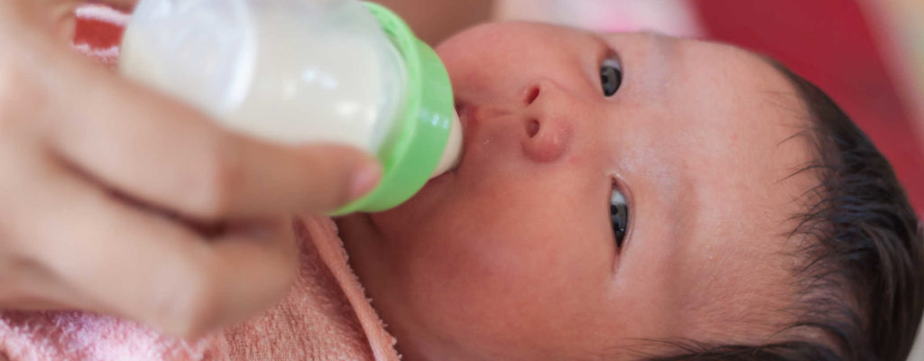 Wann können Babys Wasser trinken?