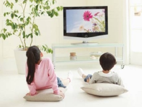 テレビを何晩も見ている赤ちゃんは簡単に眠れなくなる