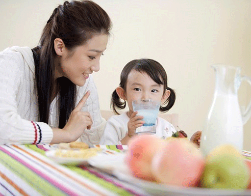 子供に新鮮なミルクをいつ飲ませるべきですか？